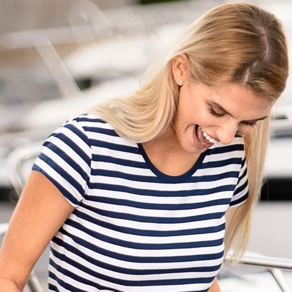 Dam marinblå T-shirt - Djupare rund halsringning