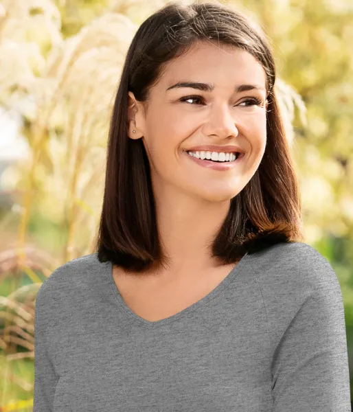 T-shirt med t-shirt för damer, V-ringning - Djup V-ringning