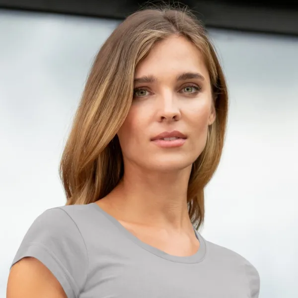 Exklusiv damt-shirt - Djup rund halsringning